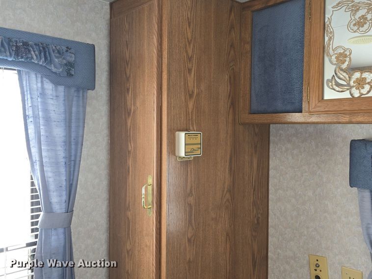 image for item DQ4474 1994 Wilderness 265H camper