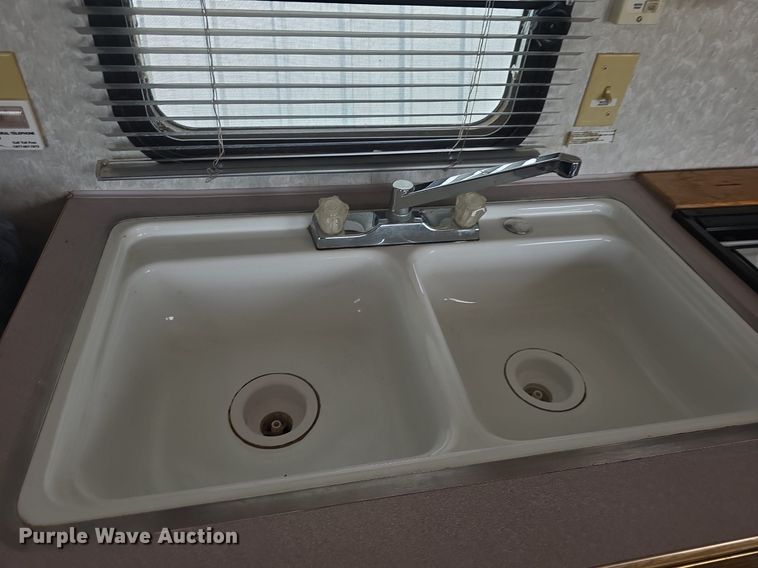 image for item DQ4474 1994 Wilderness 265H camper