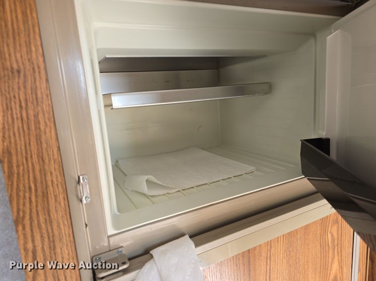 image for item DQ4474 1994 Wilderness 265H camper