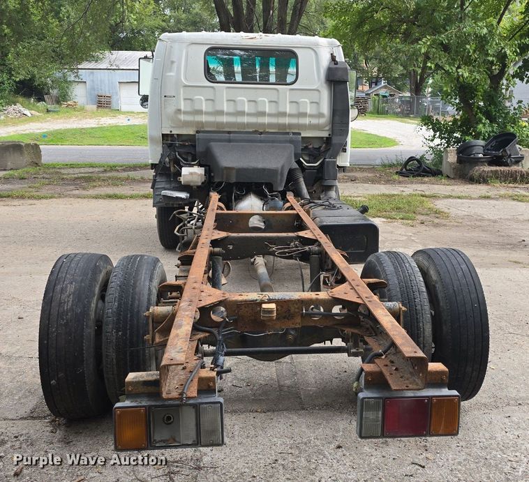 image for item DQ5138 1995 GMC W4 truck cab and chassis