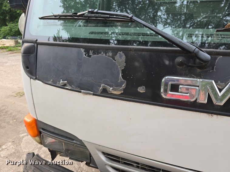 image for item DQ5138 1995 GMC W4 truck cab and chassis