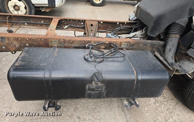 image for item DQ5138 1995 GMC W4 truck cab and chassis