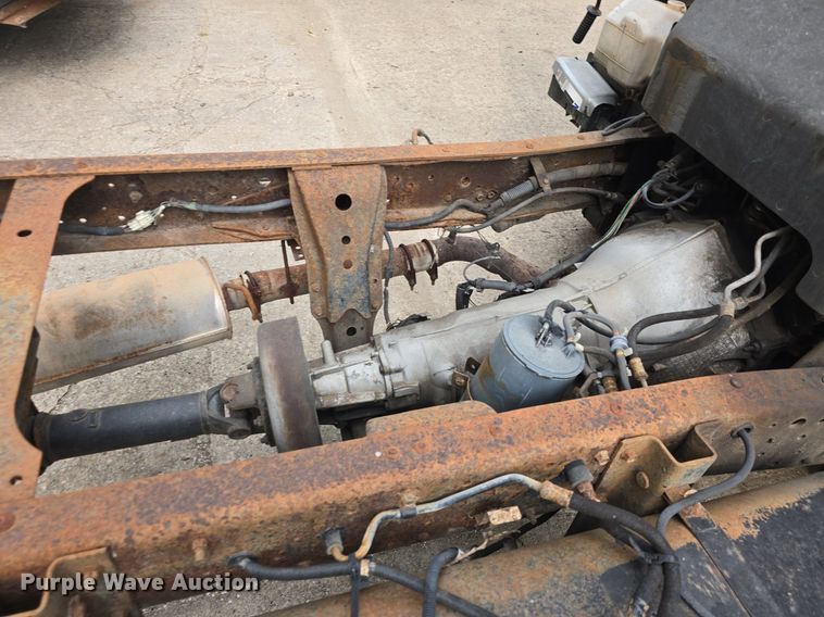 image for item DQ5138 1995 GMC W4 truck cab and chassis