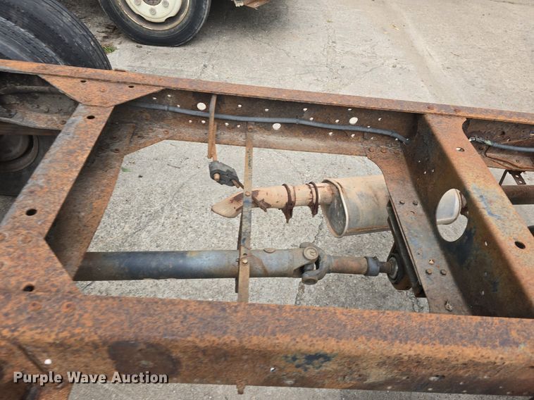 image for item DQ5138 1995 GMC W4 truck cab and chassis