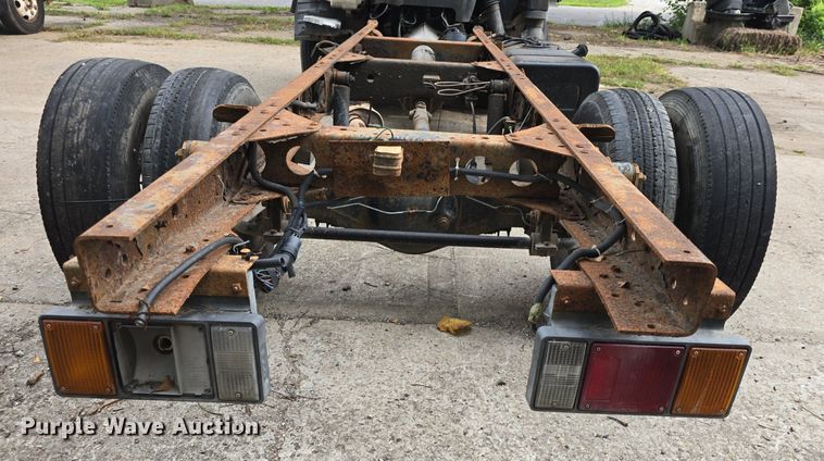 image for item DQ5138 1995 GMC W4 truck cab and chassis