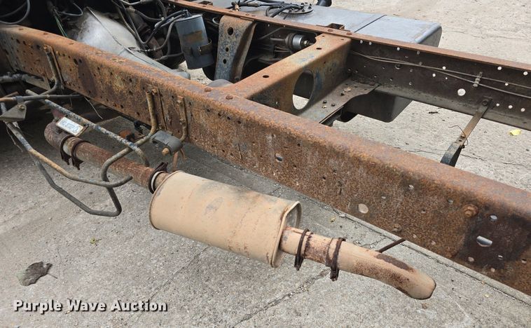 image for item DQ5138 1995 GMC W4 truck cab and chassis