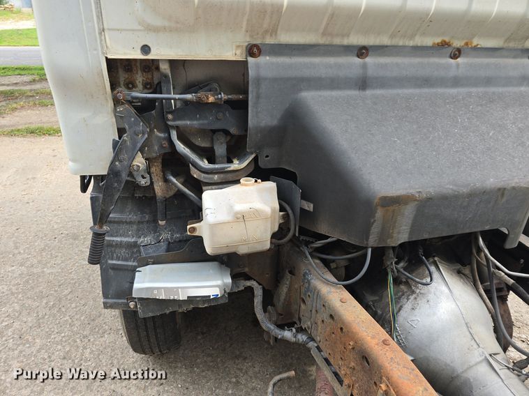 image for item DQ5138 1995 GMC W4 truck cab and chassis