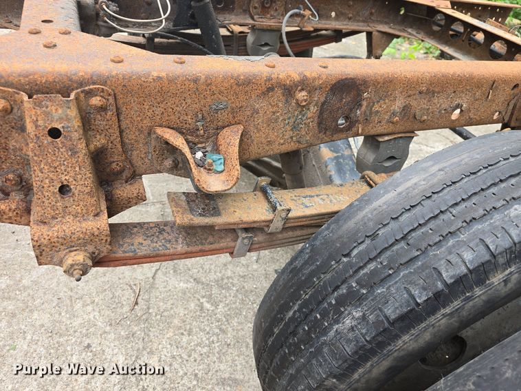 image for item DQ5138 1995 GMC W4 truck cab and chassis