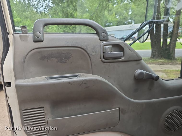 image for item DQ5138 1995 GMC W4 truck cab and chassis