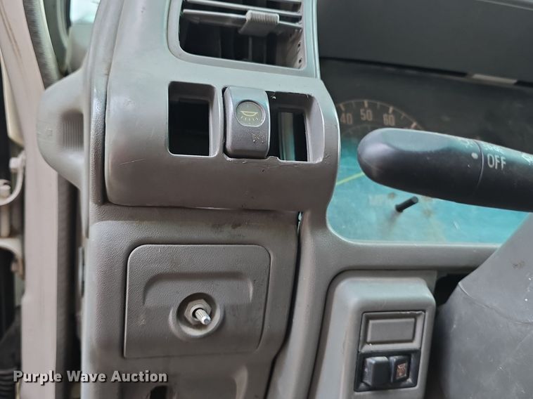 image for item DQ5138 1995 GMC W4 truck cab and chassis