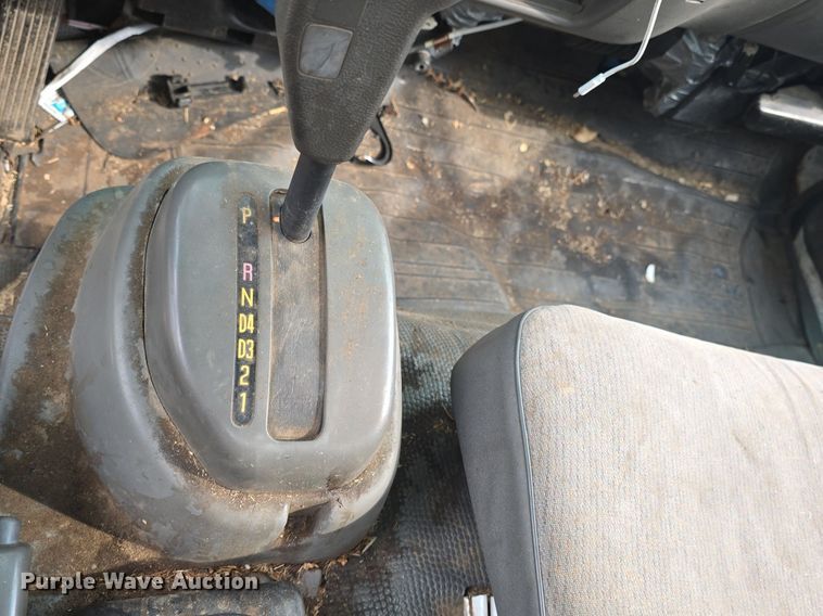 image for item DQ5138 1995 GMC W4 truck cab and chassis