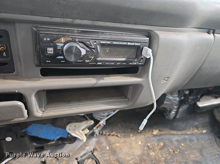 image for item DQ5138 1995 GMC W4 truck cab and chassis