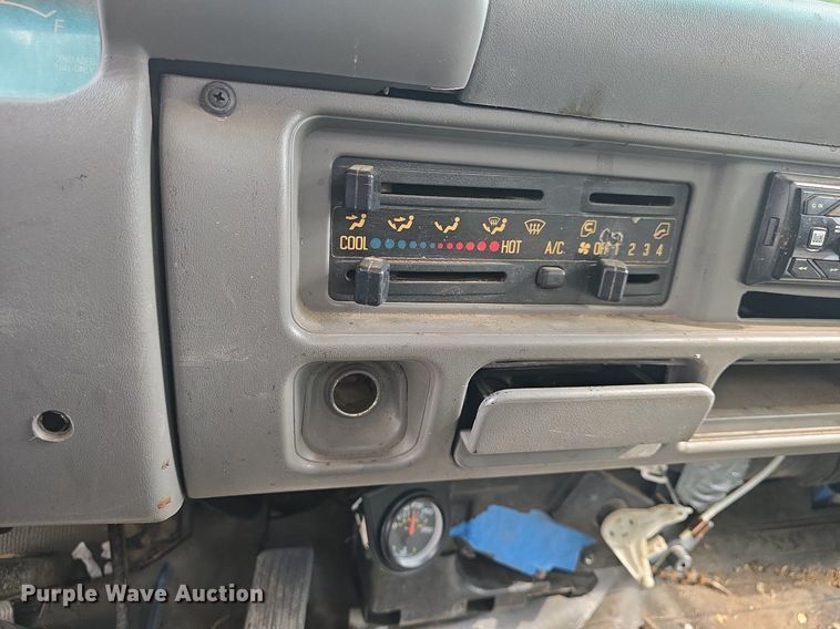 image for item DQ5138 1995 GMC W4 truck cab and chassis