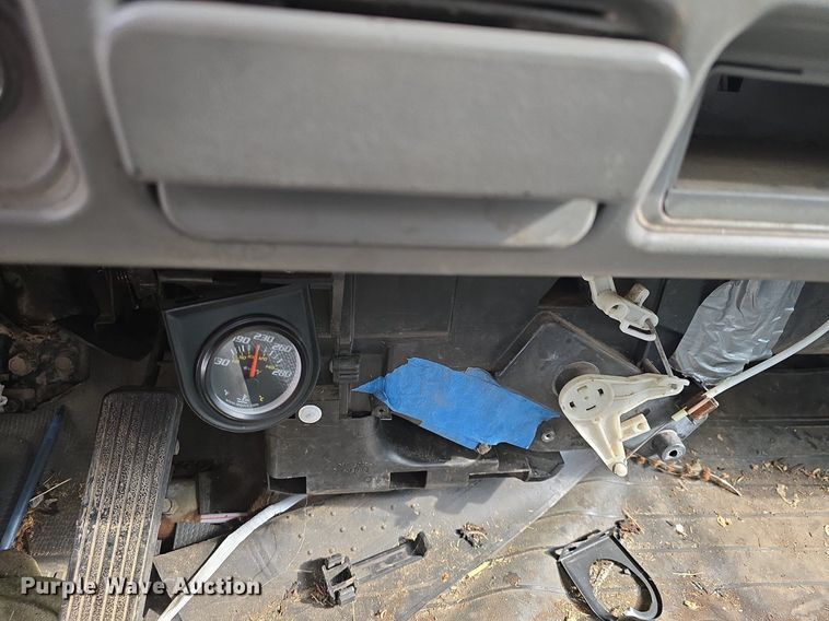 image for item DQ5138 1995 GMC W4 truck cab and chassis