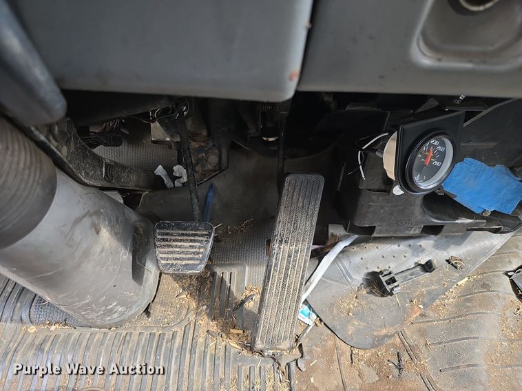 image for item DQ5138 1995 GMC W4 truck cab and chassis