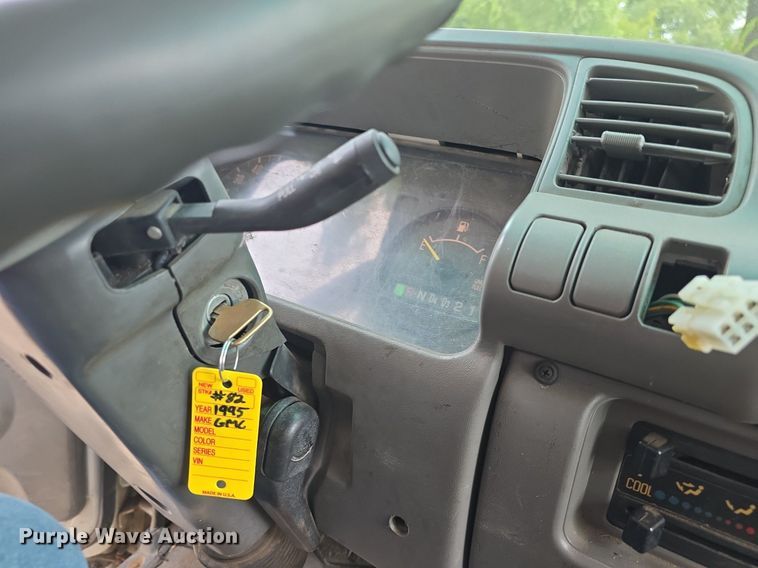 image for item DQ5138 1995 GMC W4 truck cab and chassis