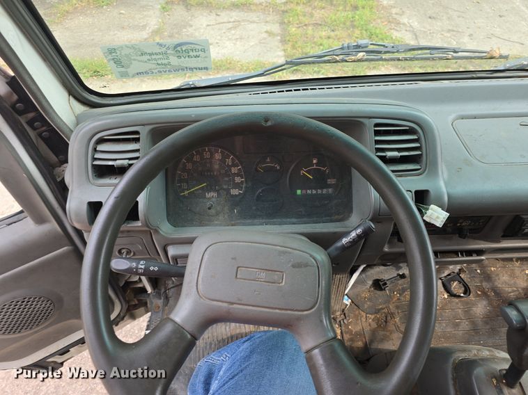 image for item DQ5138 1995 GMC W4 truck cab and chassis
