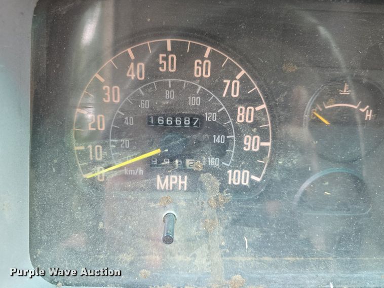 image for item DQ5138 1995 GMC W4 truck cab and chassis