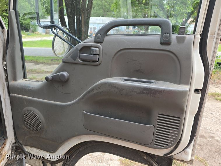 image for item DQ5138 1995 GMC W4 truck cab and chassis