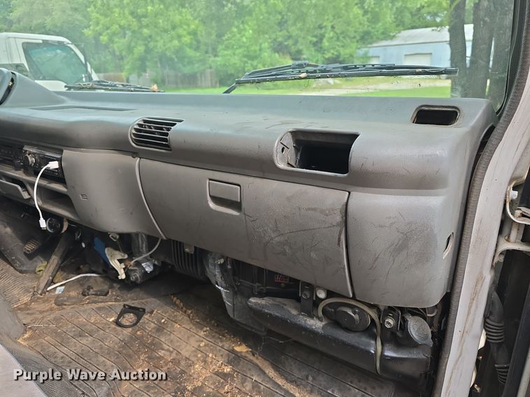 image for item DQ5138 1995 GMC W4 truck cab and chassis