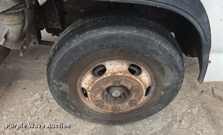 image for item DQ5138 1995 GMC W4 truck cab and chassis