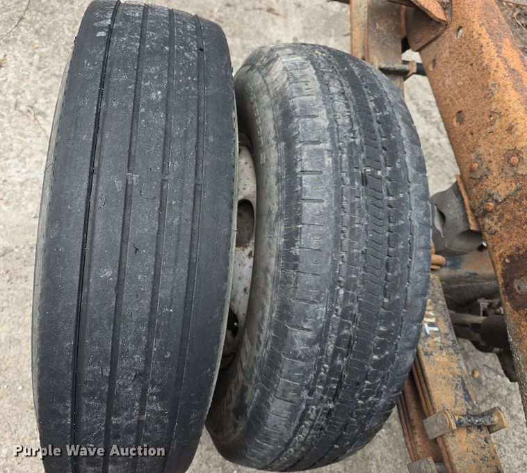 image for item DQ5138 1995 GMC W4 truck cab and chassis