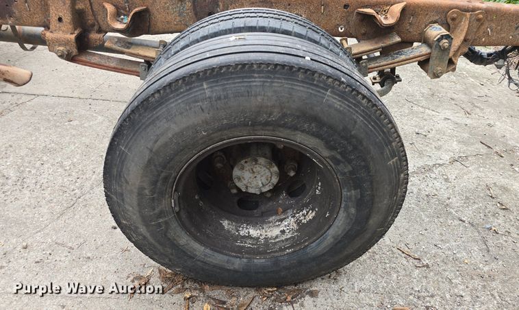 image for item DQ5138 1995 GMC W4 truck cab and chassis