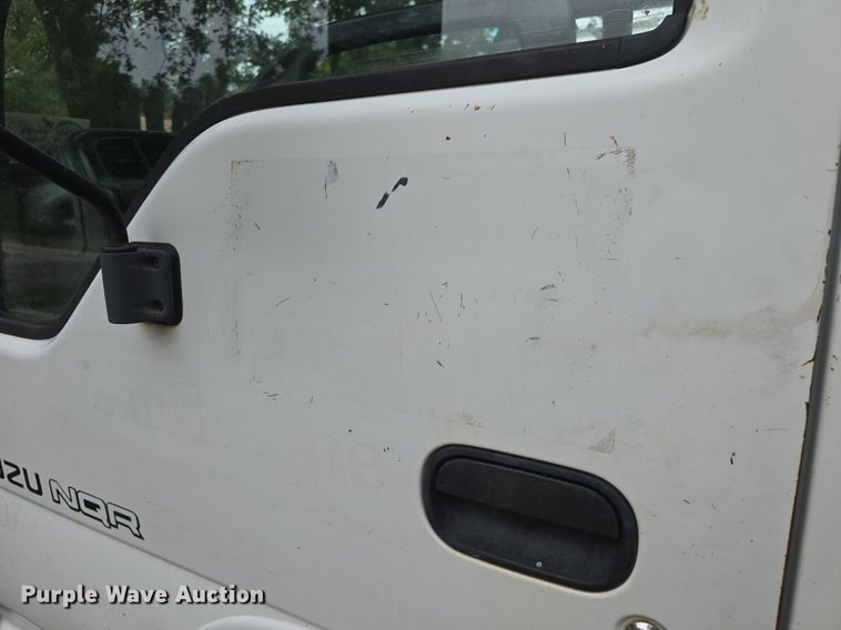image for item DQ5139 2004 Isuzu NQR box truck