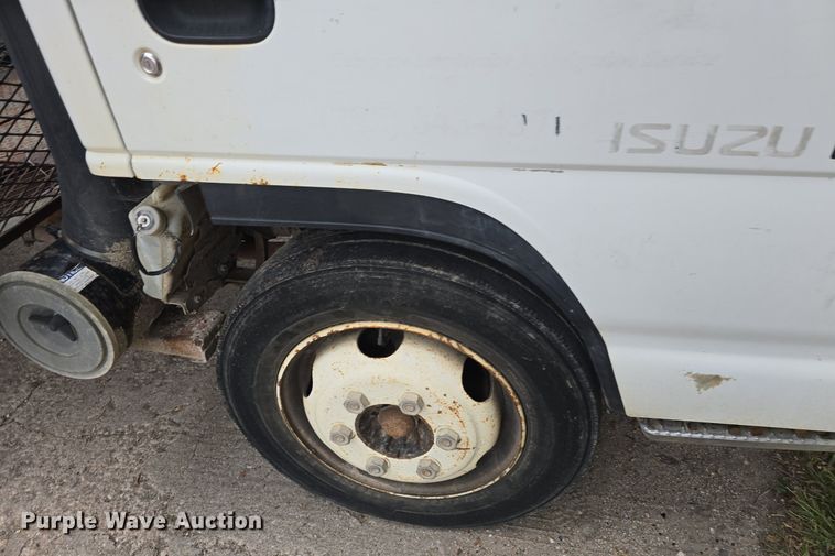 image for item DQ5139 2004 Isuzu NQR box truck
