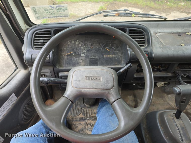 image for item DQ5139 2004 Isuzu NQR box truck