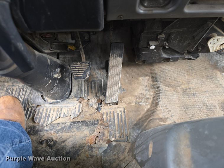 image for item DQ5139 2004 Isuzu NQR box truck