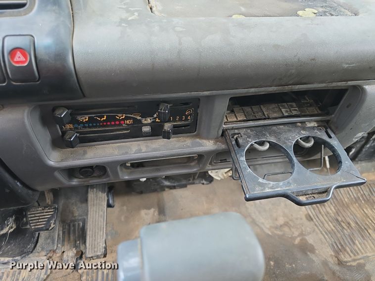 image for item DQ5139 2004 Isuzu NQR box truck