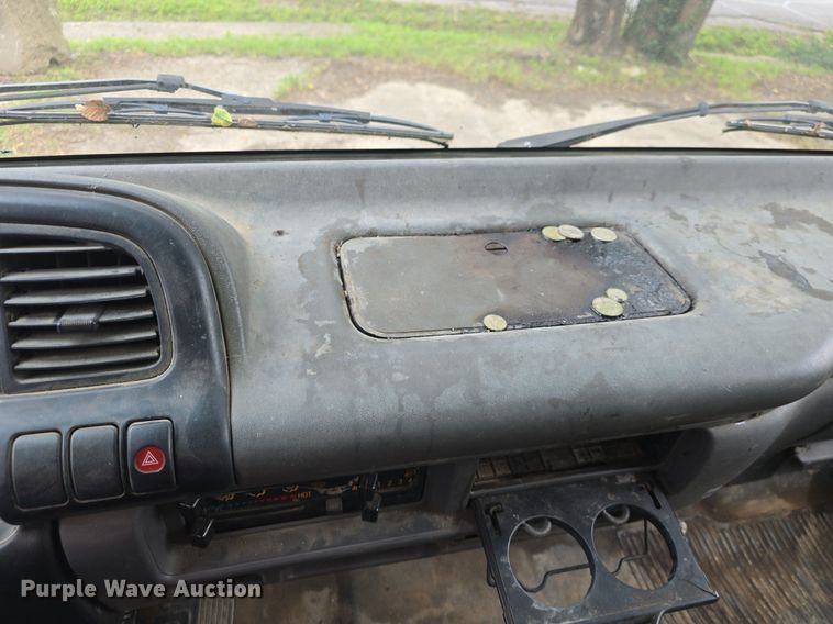 image for item DQ5139 2004 Isuzu NQR box truck