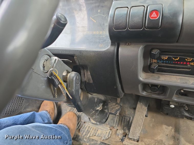 image for item DQ5139 2004 Isuzu NQR box truck