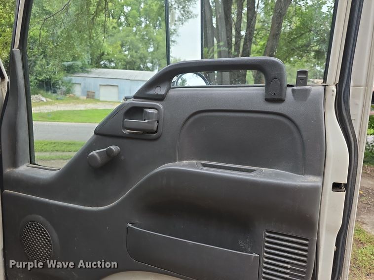 image for item DQ5139 2004 Isuzu NQR box truck