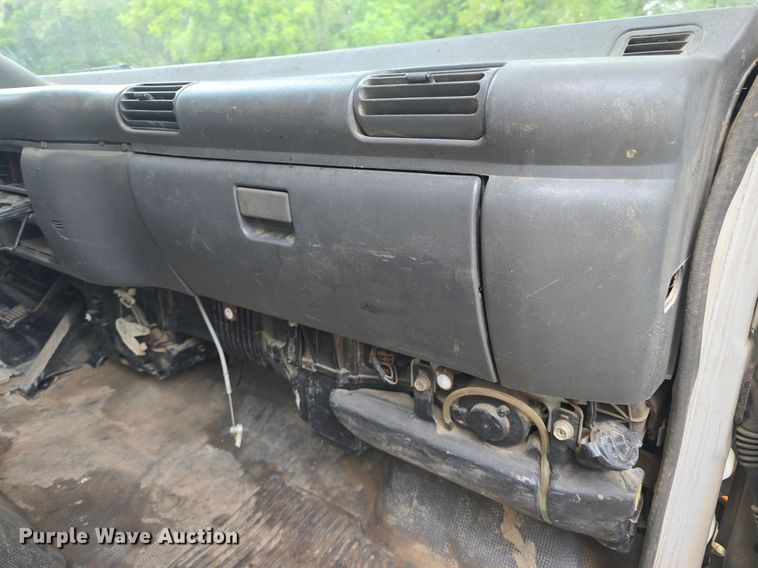 image for item DQ5139 2004 Isuzu NQR box truck