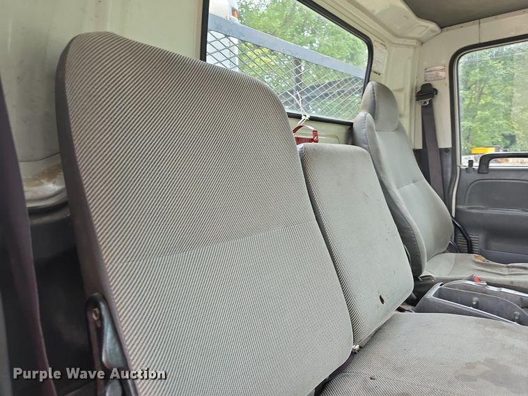 image for item DQ5139 2004 Isuzu NQR box truck