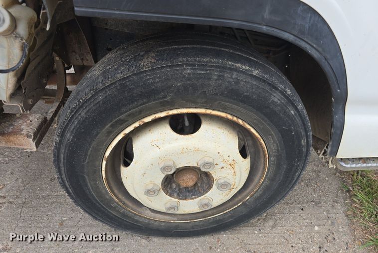 image for item DQ5139 2004 Isuzu NQR box truck