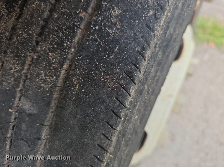 image for item DQ5139 2004 Isuzu NQR box truck