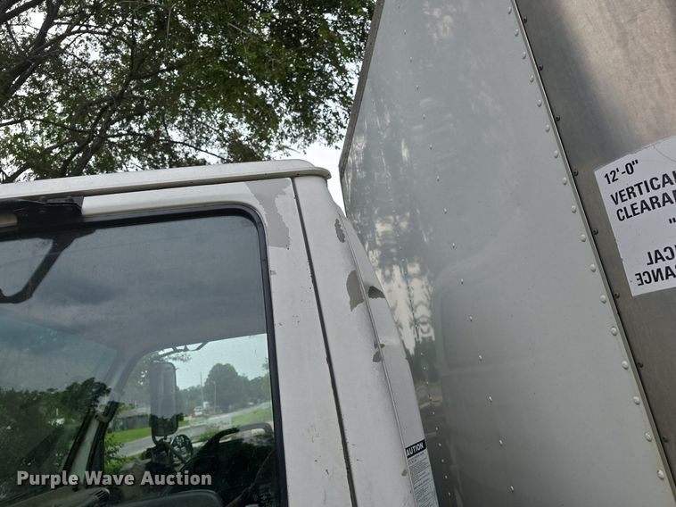 image for item DQ5140 2000 Isuzu NPR box truck