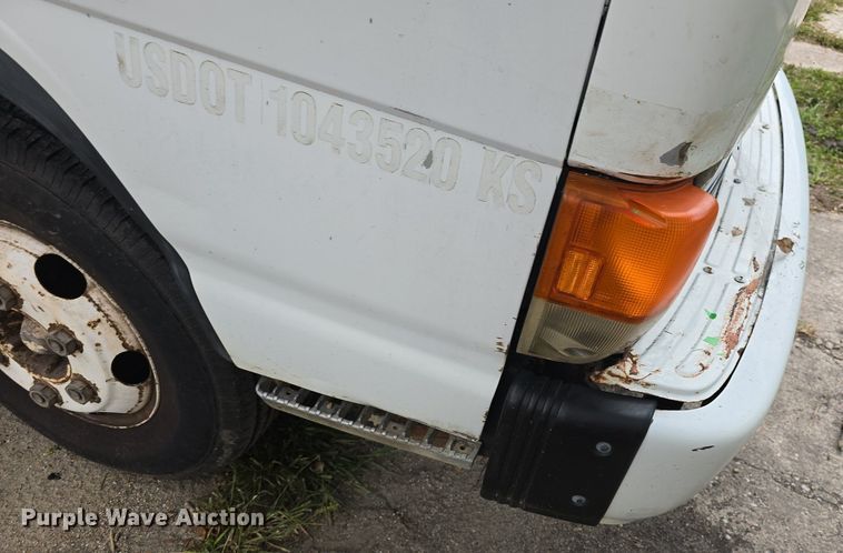 image for item DQ5140 2000 Isuzu NPR box truck