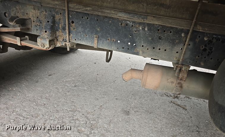 image for item DQ5140 2000 Isuzu NPR box truck