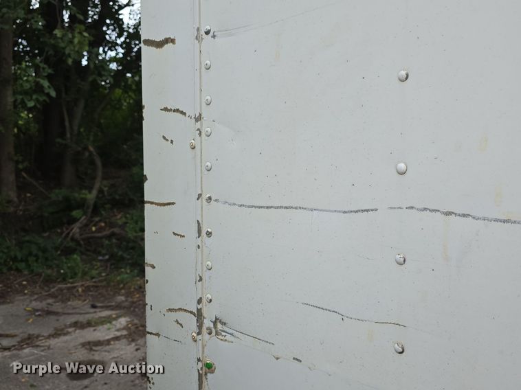 image for item DQ5140 2000 Isuzu NPR box truck