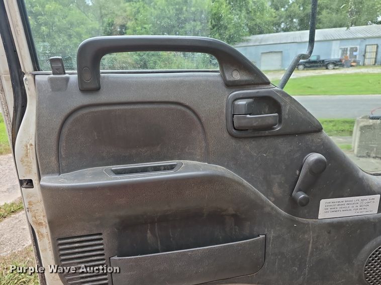 image for item DQ5140 2000 Isuzu NPR box truck