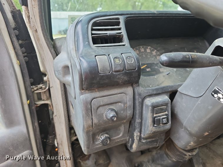 image for item DQ5140 2000 Isuzu NPR box truck