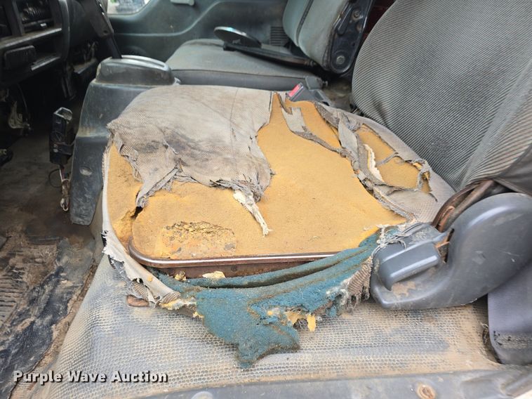 image for item DQ5140 2000 Isuzu NPR box truck