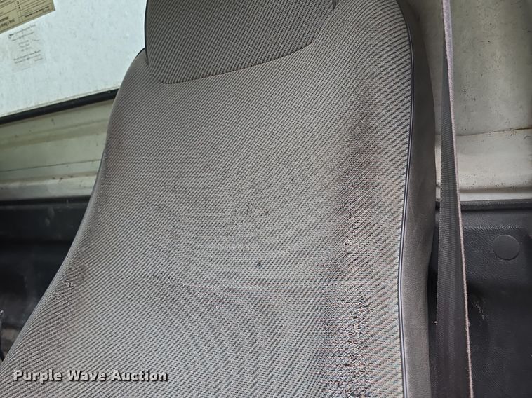 image for item DQ5140 2000 Isuzu NPR box truck