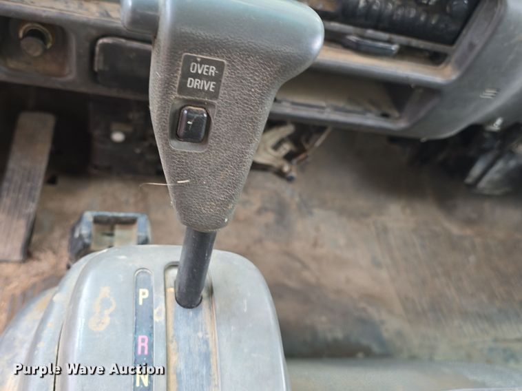 image for item DQ5140 2000 Isuzu NPR box truck