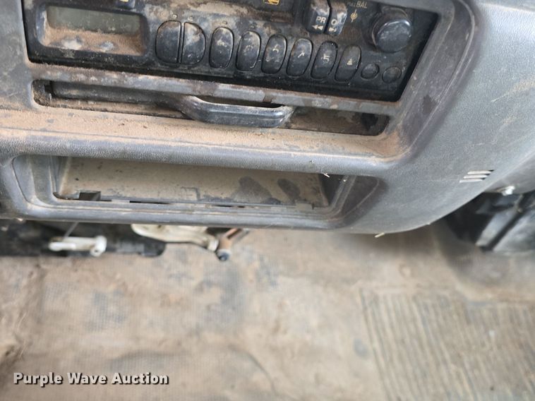 image for item DQ5140 2000 Isuzu NPR box truck