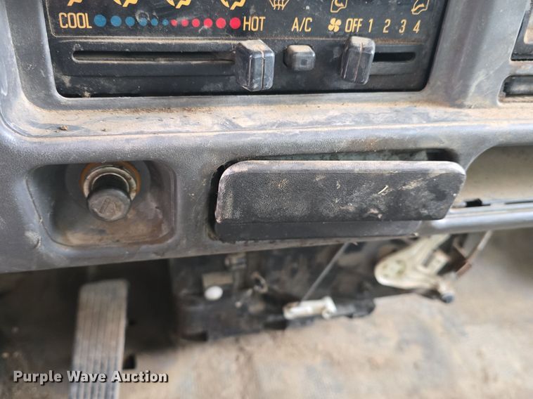 image for item DQ5140 2000 Isuzu NPR box truck